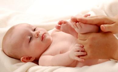 Μασάζ για το νεογέννητο: mastering τις κύριες αρχές